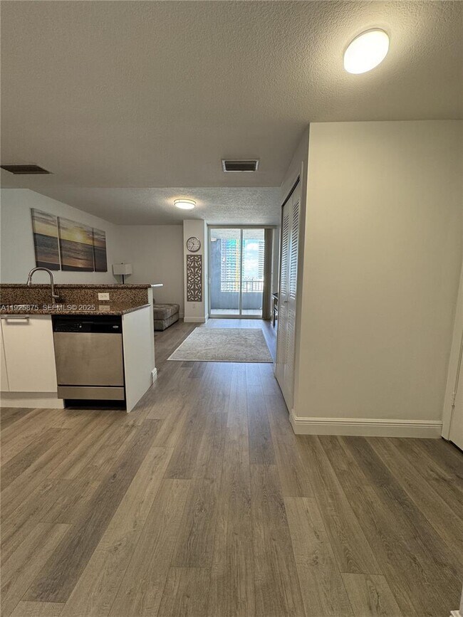 Building Photo - 170 SE 14th St