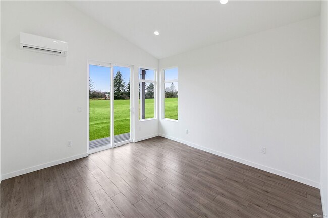 Building Photo - 514 Canal Dr NE