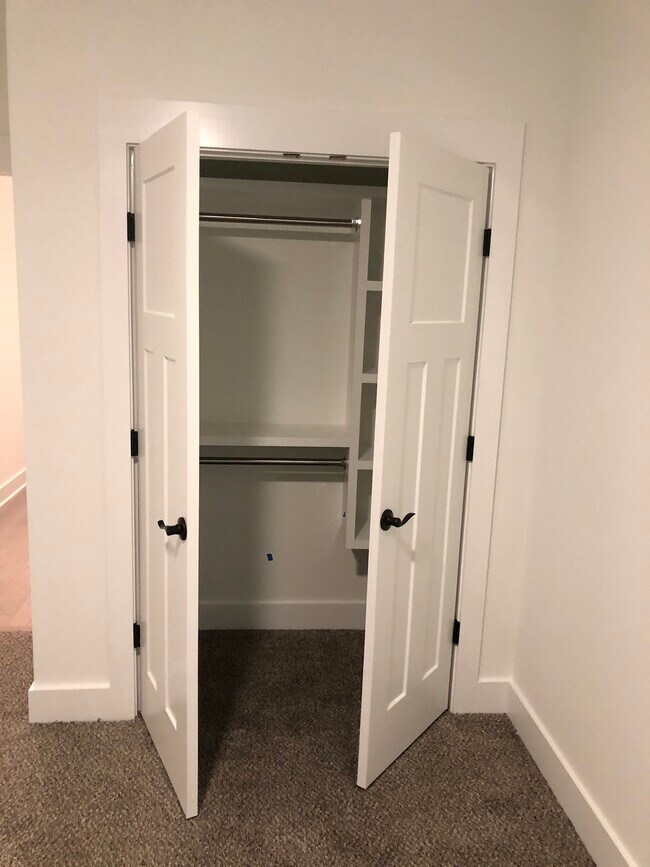 Building Photo - 924 Caruthers Ave