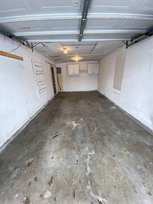 Building Photo - 840 Navaho Ave