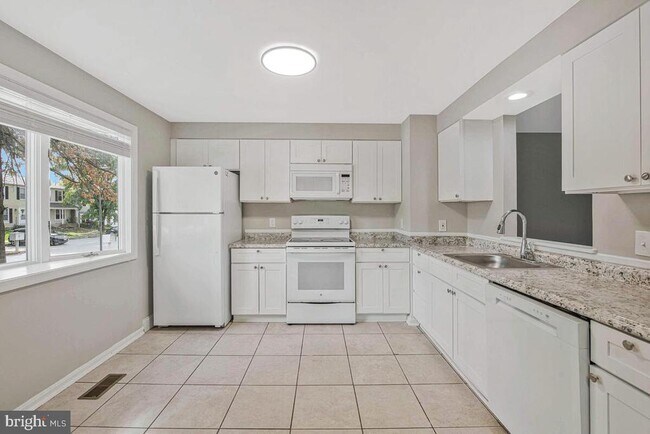 Building Photo - 22 Craftsman Ct