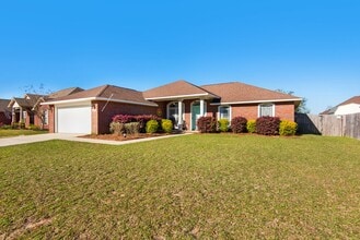 Building Photo - Splash in with a4/2 pool home in Holly-Cli...