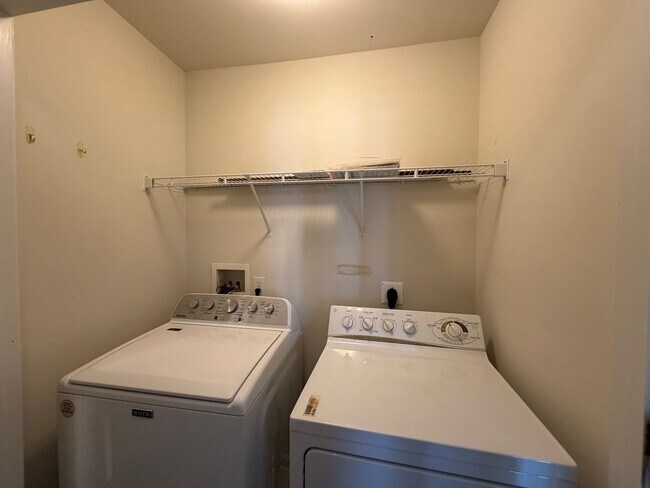Building Photo - COMING SOON 8/8 | Spacious 3-Bedroom Townhome in Desirable Windsor Ridge