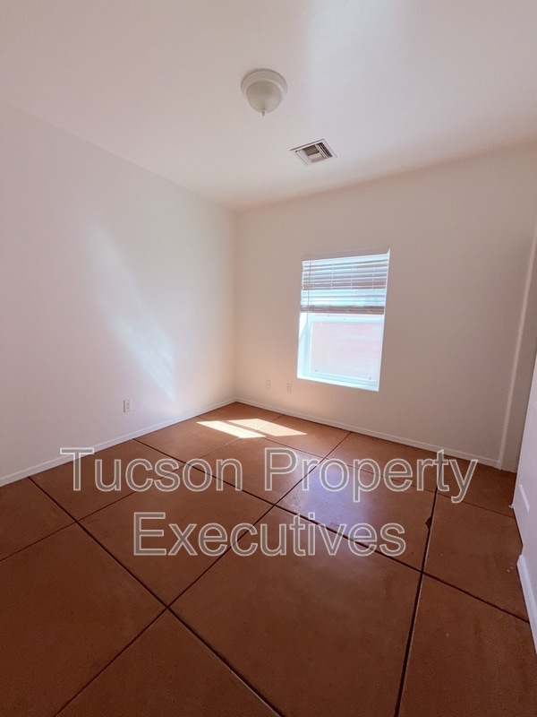 Building Photo - 324 W 23rd St