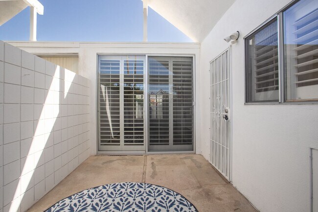 Building Photo - Mid-Century in Rancho Mirage!