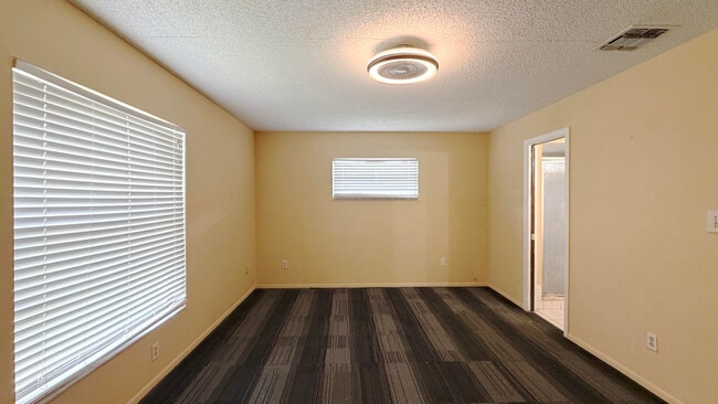 Building Photo - 889 Hendry Dr