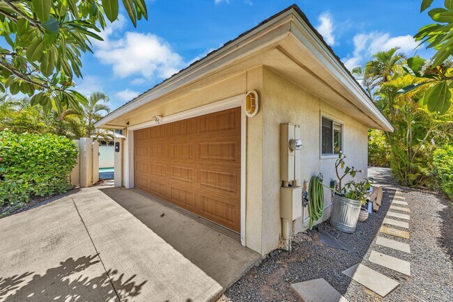 Building Photo - Newly Renovated Furnished 3BR/1BA Downstairs Unit with Pool Access in South Kihei