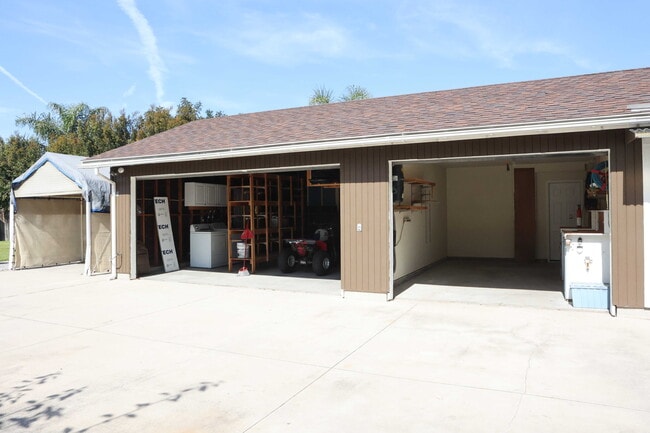 Building Photo - 185 S Myrtle Ave