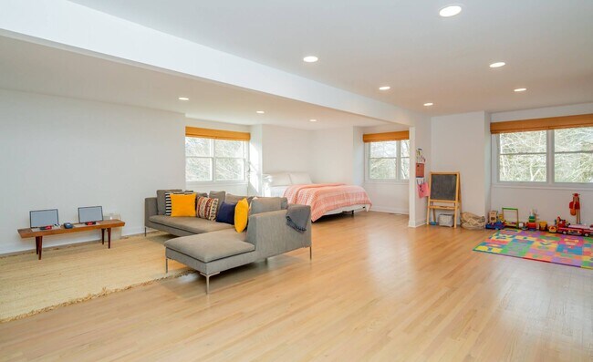 Building Photo - 15 S Hill St