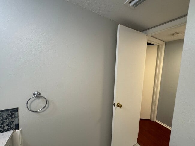 Building Photo - Charming 2-Bedroom Condo with Pool Access & Water Included – Prime Orlando Location