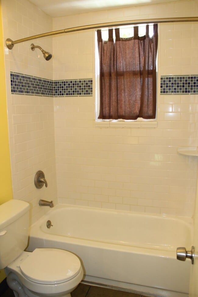 Building Photo - Beautiful 3 bedroom Lakefront Home