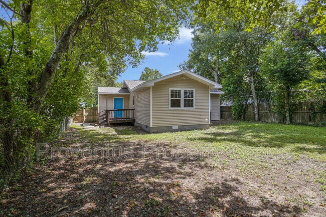 Building Photo - 305 Chaseville St