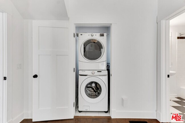 Building Photo - 6117 Glen Holly St