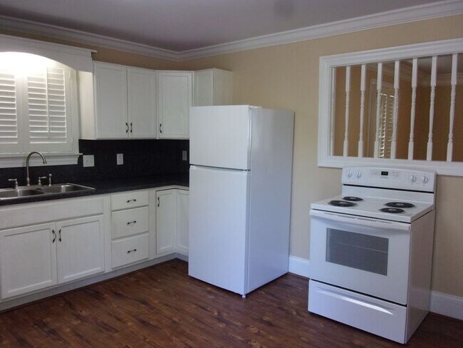 Building Photo - Beautifully Landscaped 2 Bedroom 1 Bath Home in College Park