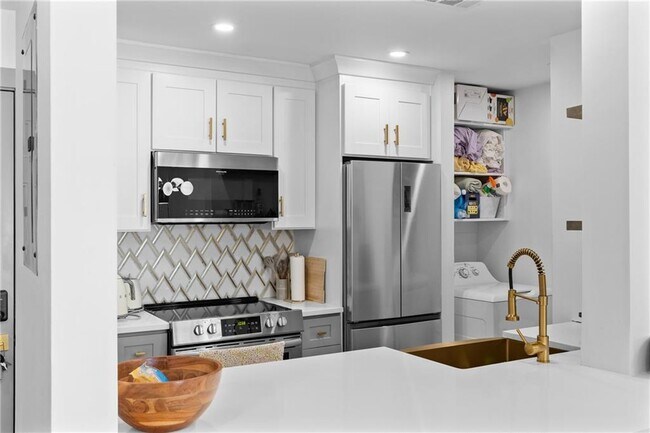 Building Photo - 1074 Peachtree Walk NE