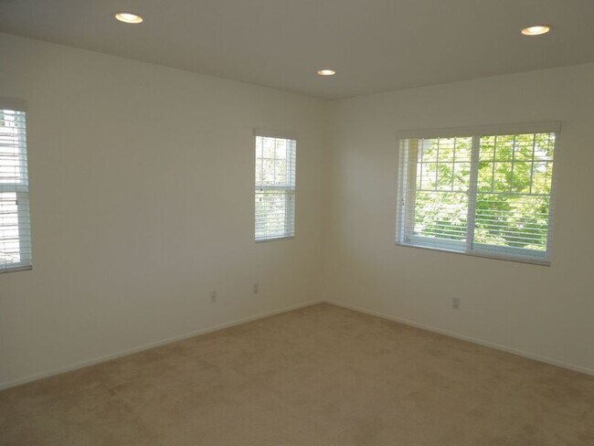 Building Photo - 39288 Half Moon Cir