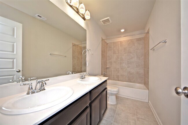 Building Photo - 1015 Modesto Dr