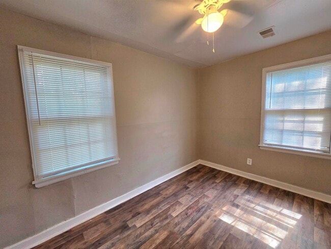 Building Photo - 4047 Chelsea Ave