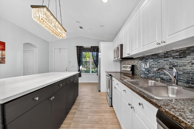 Building Photo - 8403 Siciliano St