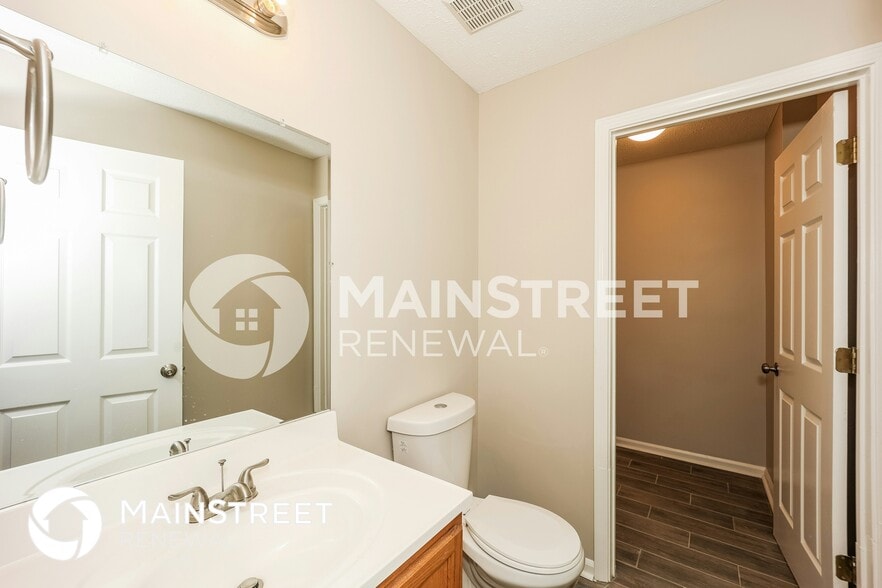 Building Photo - 5151 Hilltop Dr