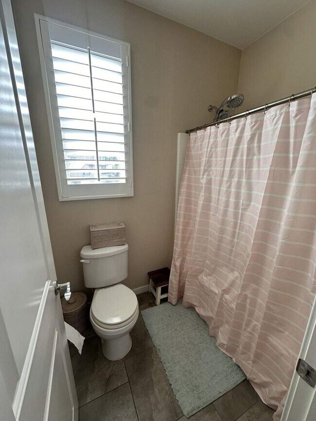 Building Photo - Stylish 4BR/3BA Home in Rosetta Canyon wit...