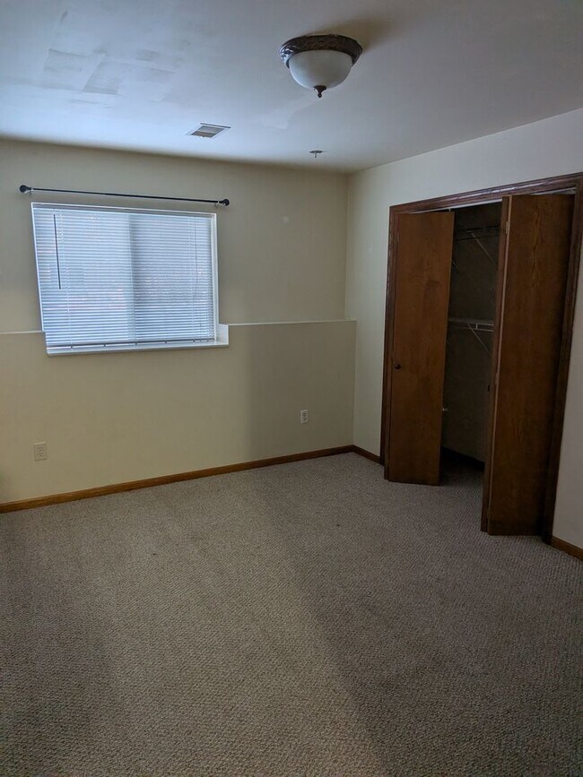 Building Photo - 3381/3383 Bridlewood Dr