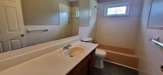 Building Photo - 3 Bedroom 2 Bath 2 Car Garage! South! $1295