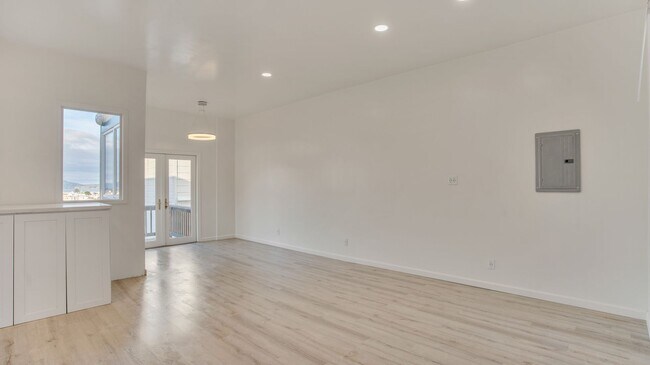 Building Photo - 2610-2612 Greenwich St