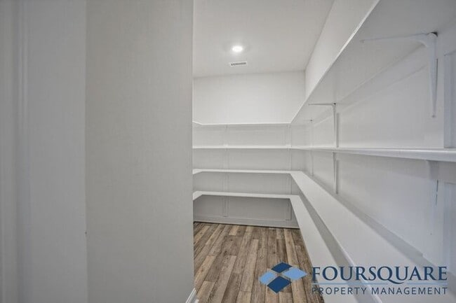 Building Photo - Charming 3-Bed Ranch Home with Modern Kitc...