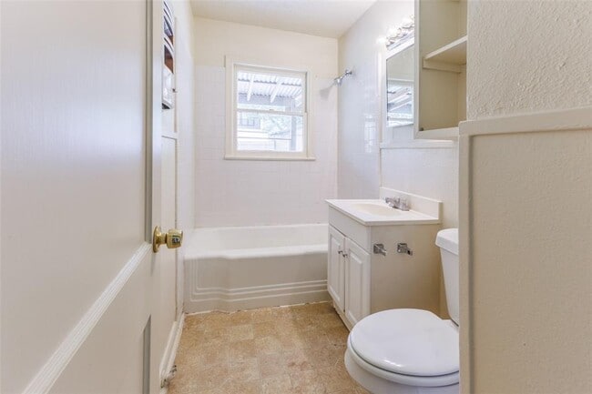 Building Photo - 1902 Pasadena Dr