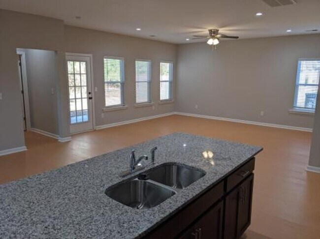 Building Photo - Beautiful 3 Bedroom Home