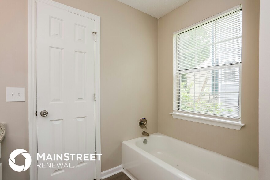 Building Photo - 661 Woodcrest Manor Dr