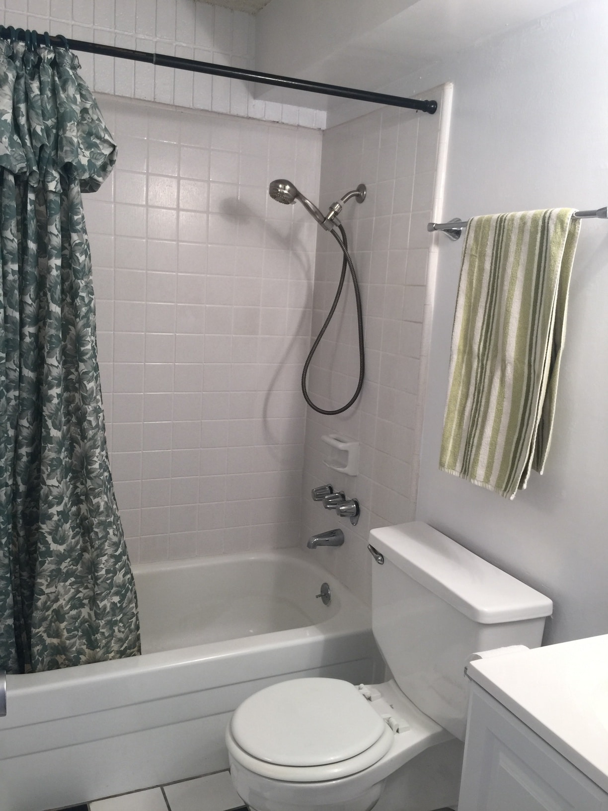 Bathroom, full size tub and shower, vanity with sink. Mirrored closets - 1524 Pensacola St