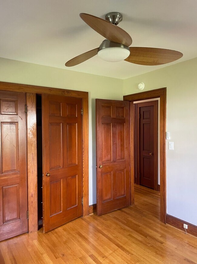 Building Photo - Roommate Needed for 4 BR 1 BATH home