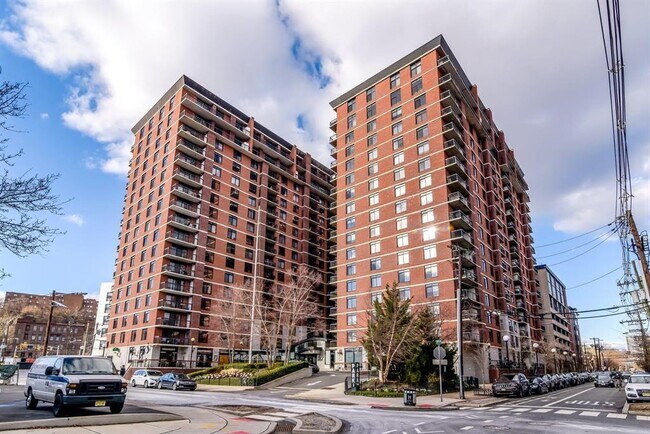 Building Photo - 700 1st St