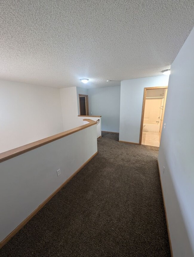 Building Photo - Updated 3BR Townhome in Eagan – Close to S...