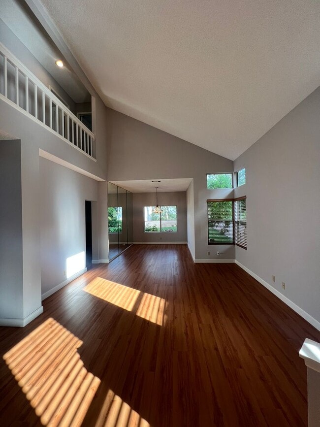 Building Photo - West Ventura - Gorgeous updated three bedroom, 2.5 bath home in Brock Hills