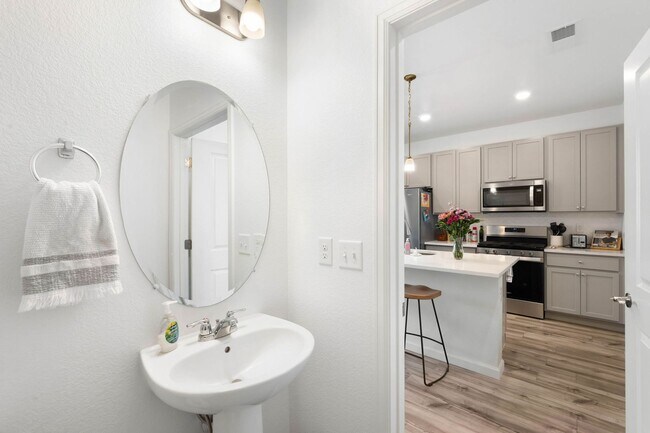 Building Photo - Modern 3BD, 2.5BA Castle Pines Townhome wi...