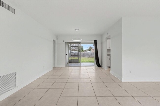 Building Photo - 6821-6825 NW 11th Place Unit 6825