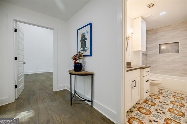 Building Photo - 2749 Memorial Dr SE