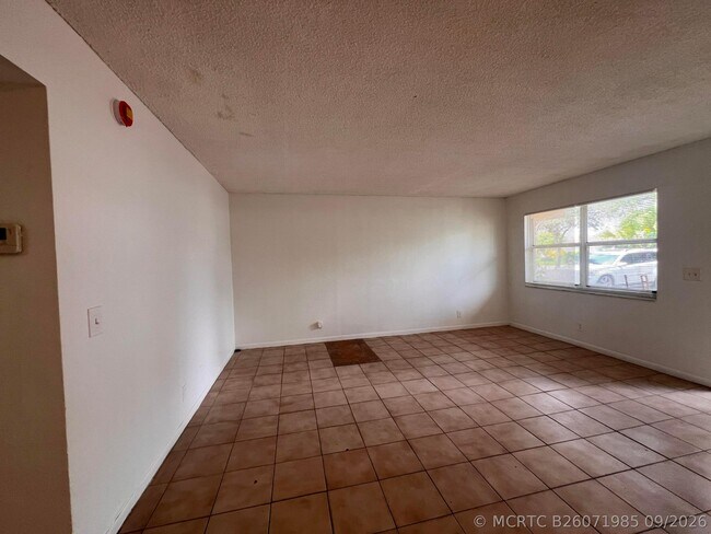 Building Photo - 645 SW 20th Ct