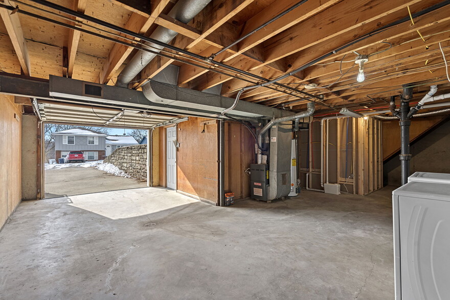 Building Photo - 906 E 84th St