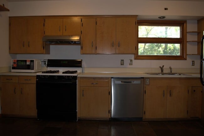 Building Photo - Marvelous 4 Bed 2.5 Bath House In Quarry H...