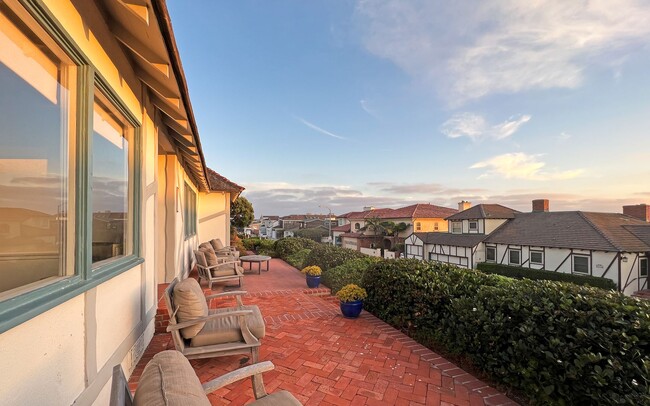 Building Photo - Lovely single story beach home with Ocean ...