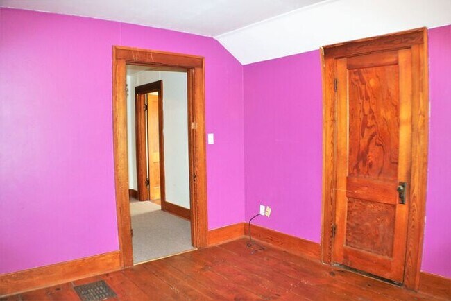 Building Photo - $1,300 | 1 Bedroom + Bonus Room, 1 Bathroom 2nd Floor Apartment | Pet Friendly* | Available for A...