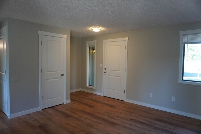 Building Photo - 2909 NE 135th Ave