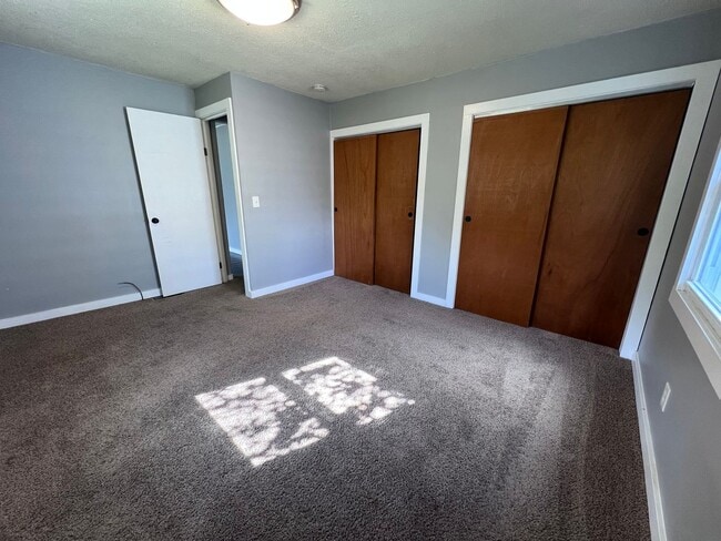 Building Photo - Adorable 2 bedroom with a bonus room!