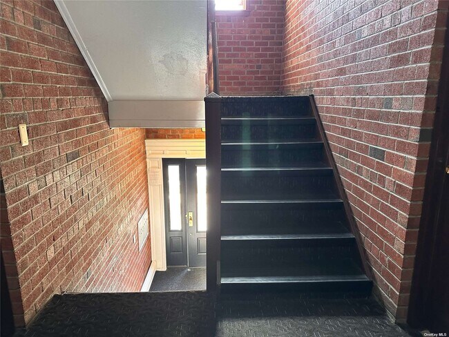 Building Photo - 133 Dubois Ave