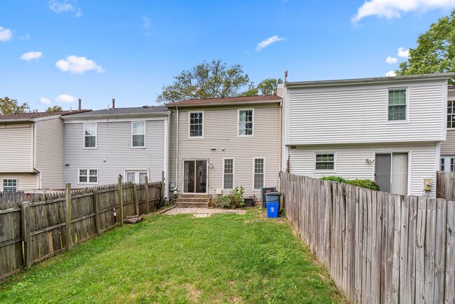 Building Photo - Spacious Townhome