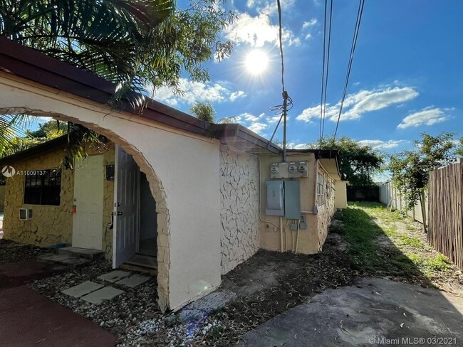 Building Photo - 633 NW 15th Ave